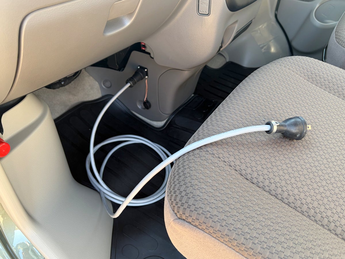 助手席側に装備された外部電源ケーブルポート