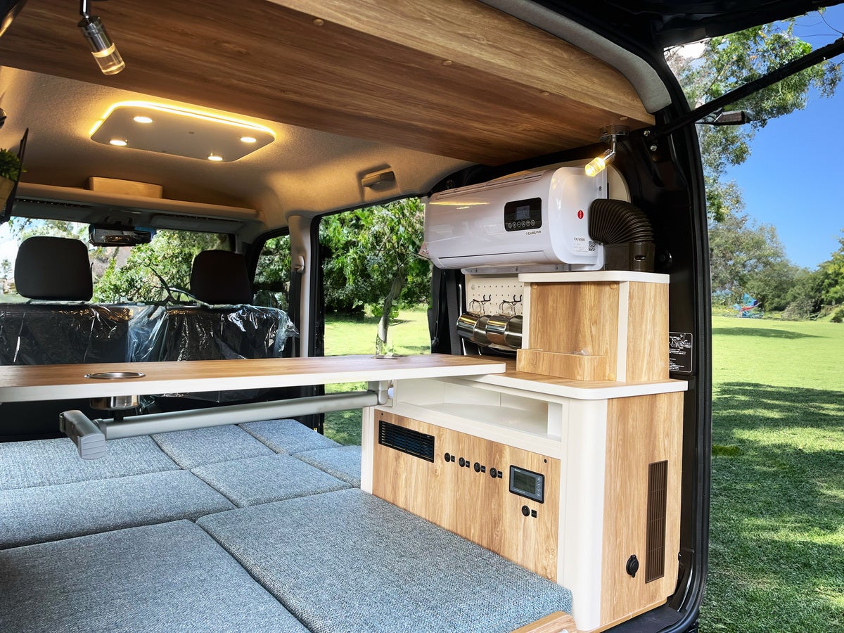 軽キャンパーのラゲッジ部インテリア