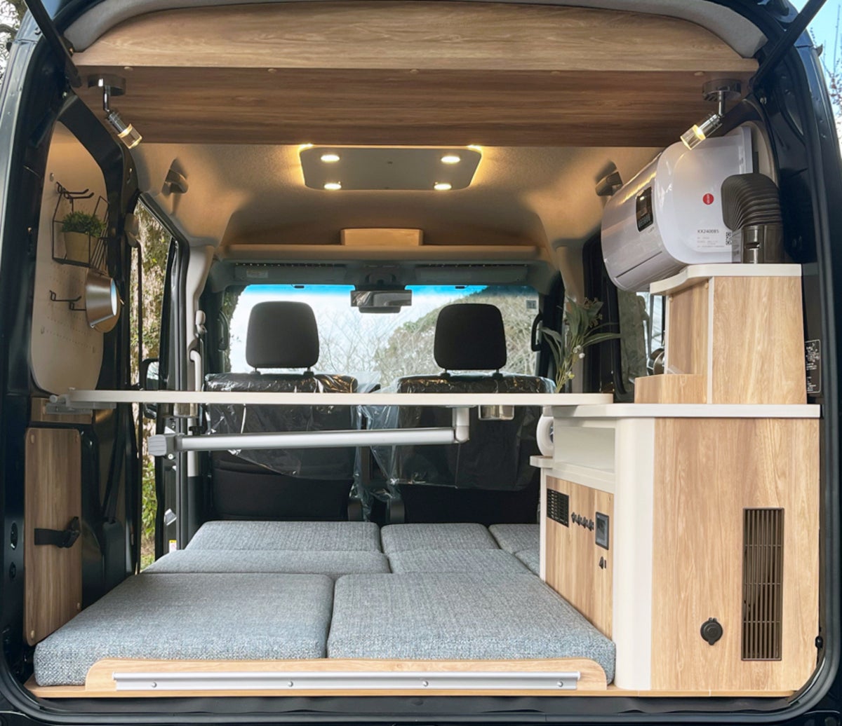 軽キャンパーのラゲッジ部インテリア