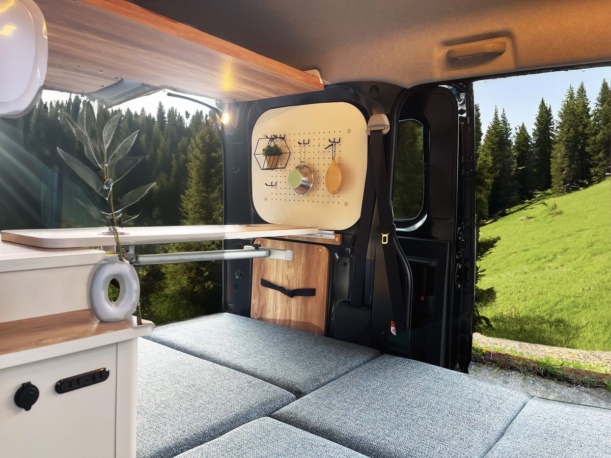 軽キャンパーのリア窓に設置された有孔ボード