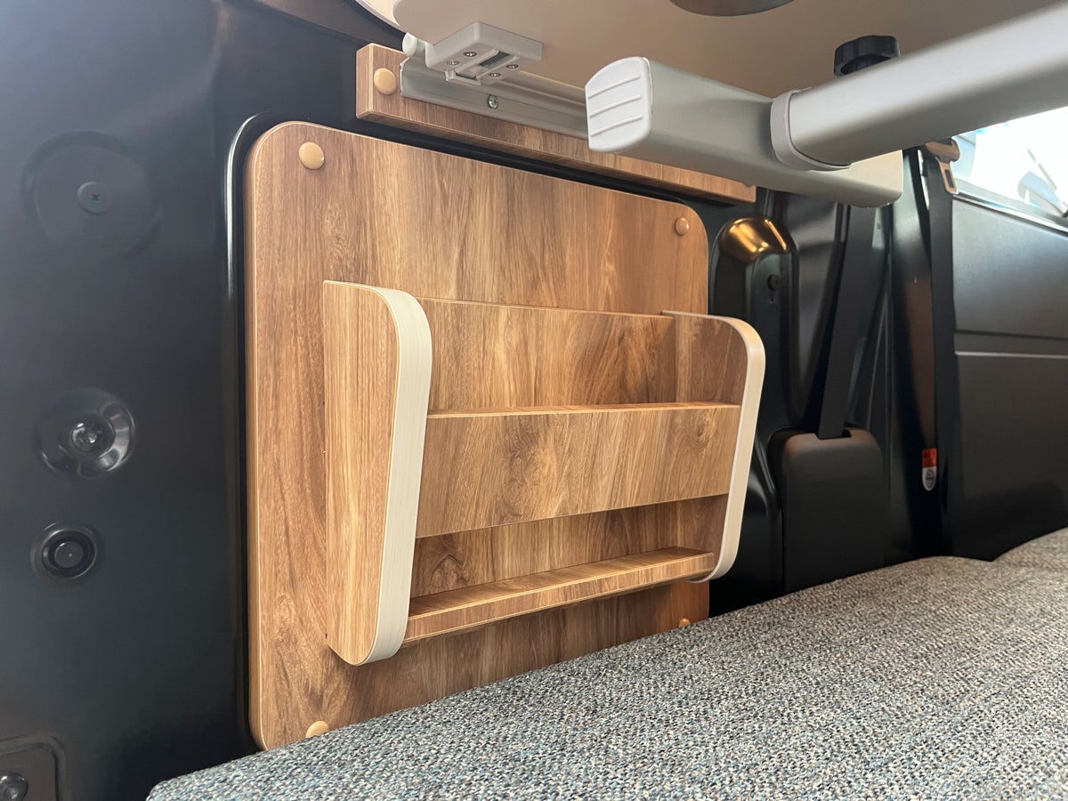 軽キャンパーに設置されたブックシェルフ