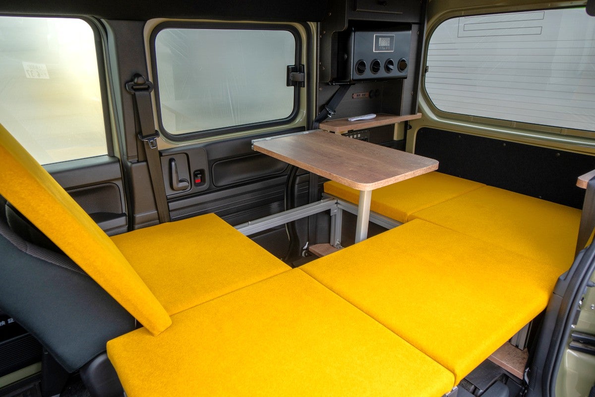 軽キャンパーのシート展開写真