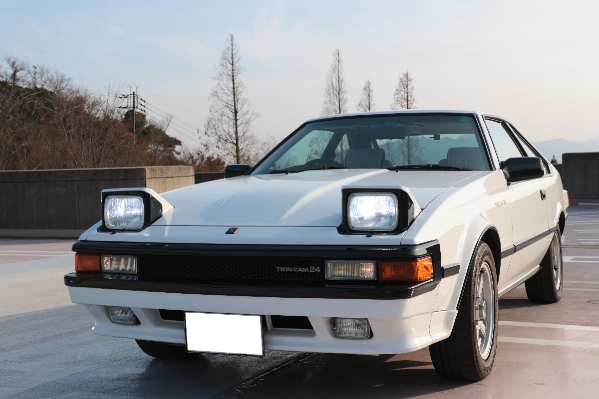 セリカXXのライト点灯時のフロント全景