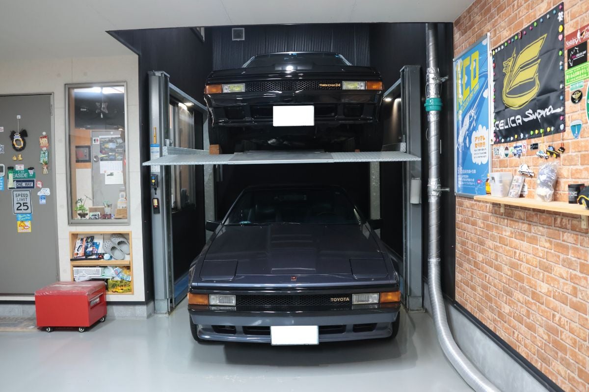 ガレージ内に収まる2台のセリカXX