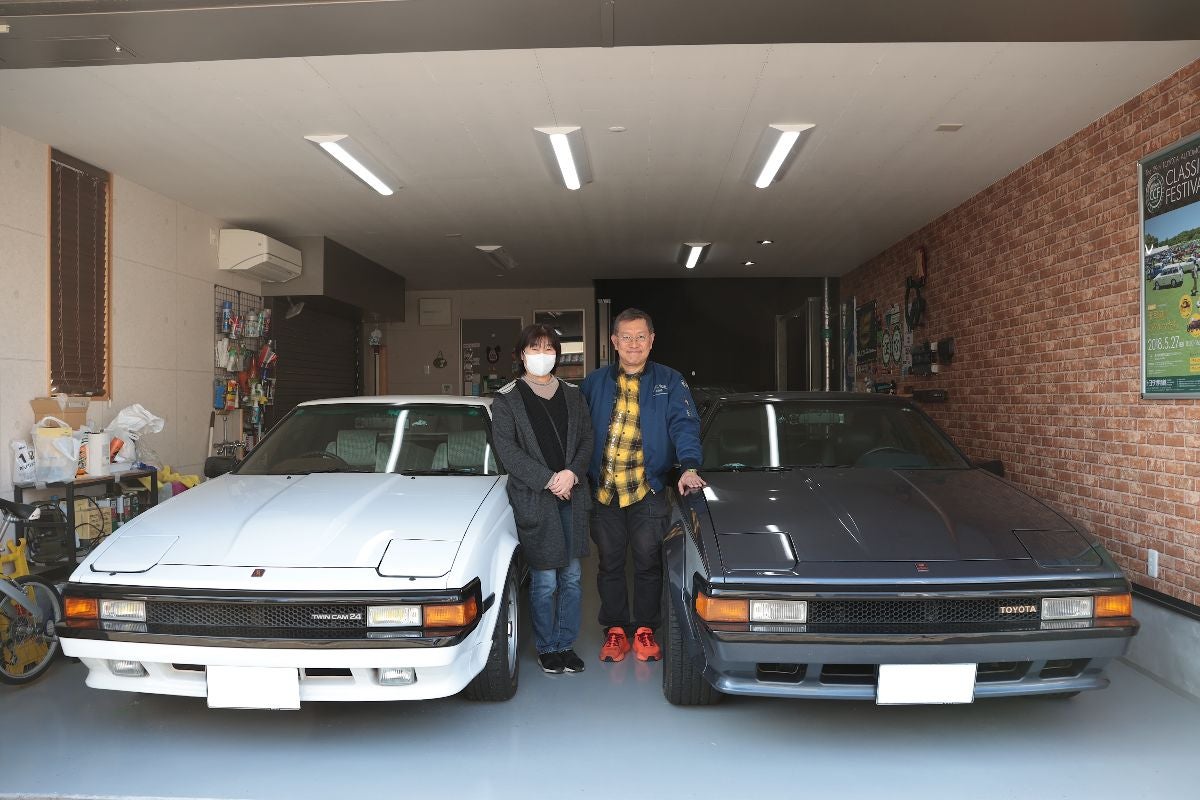 ガレージに並んだセリカXXとオーナー夫婦