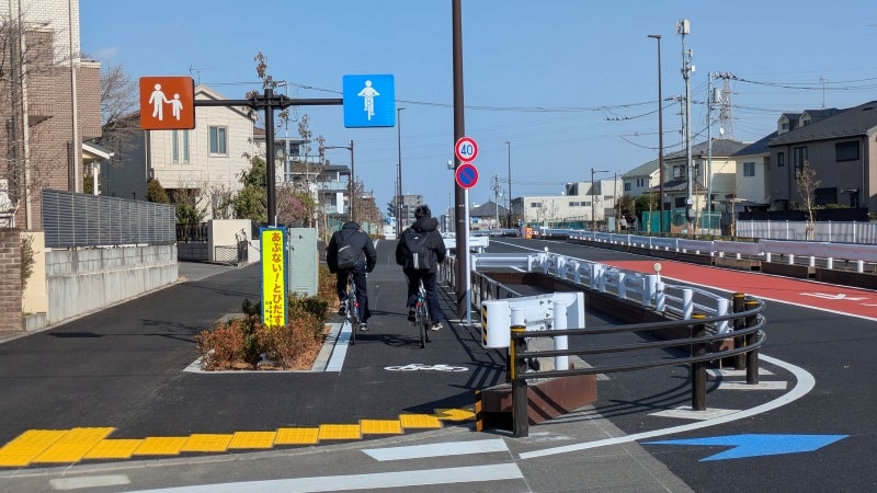 今回開通した東側区間の一部では、歩行者と自転車が分離されている