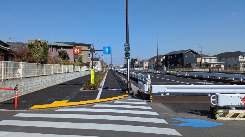 車道は未開放で、歩道と自転車通行帯のみ開放された区間もある