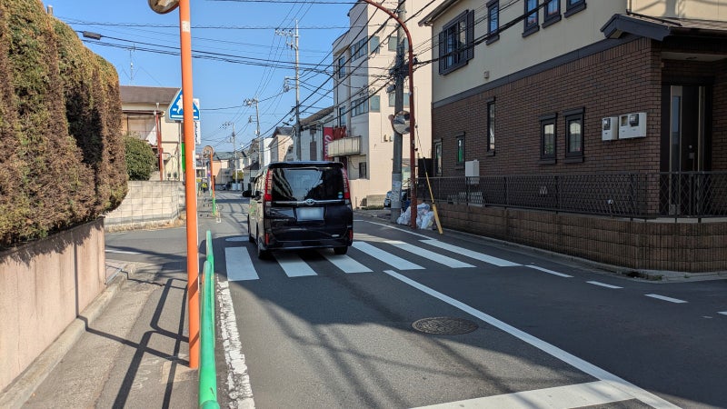 信号機のない交差点を通行する車