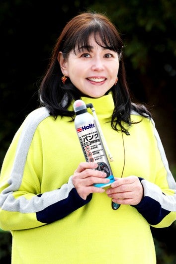 タイヤウェルドを持つ竹岡さん