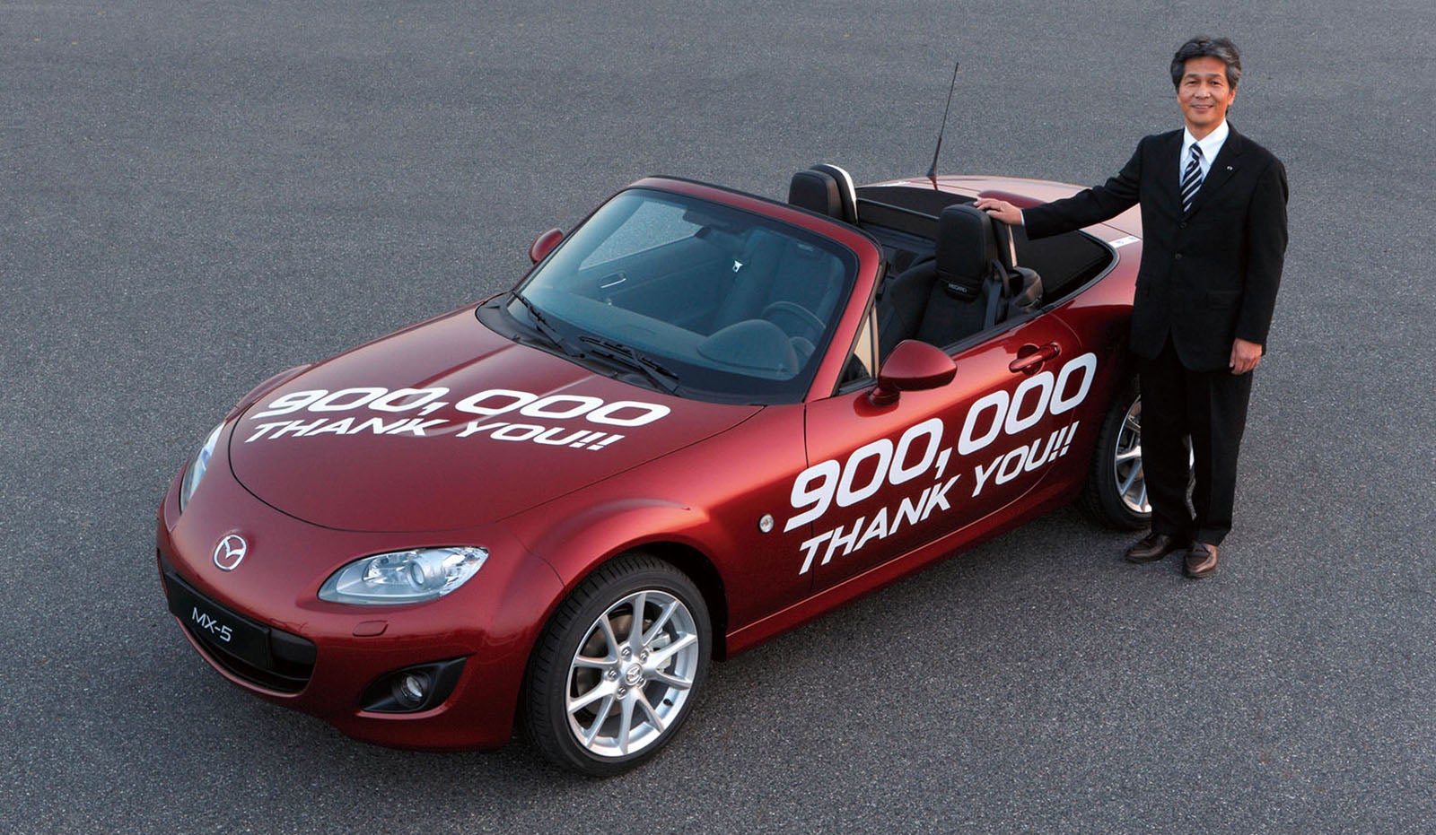 マツダ・ロードスターと開発者の山本修弘氏の写真