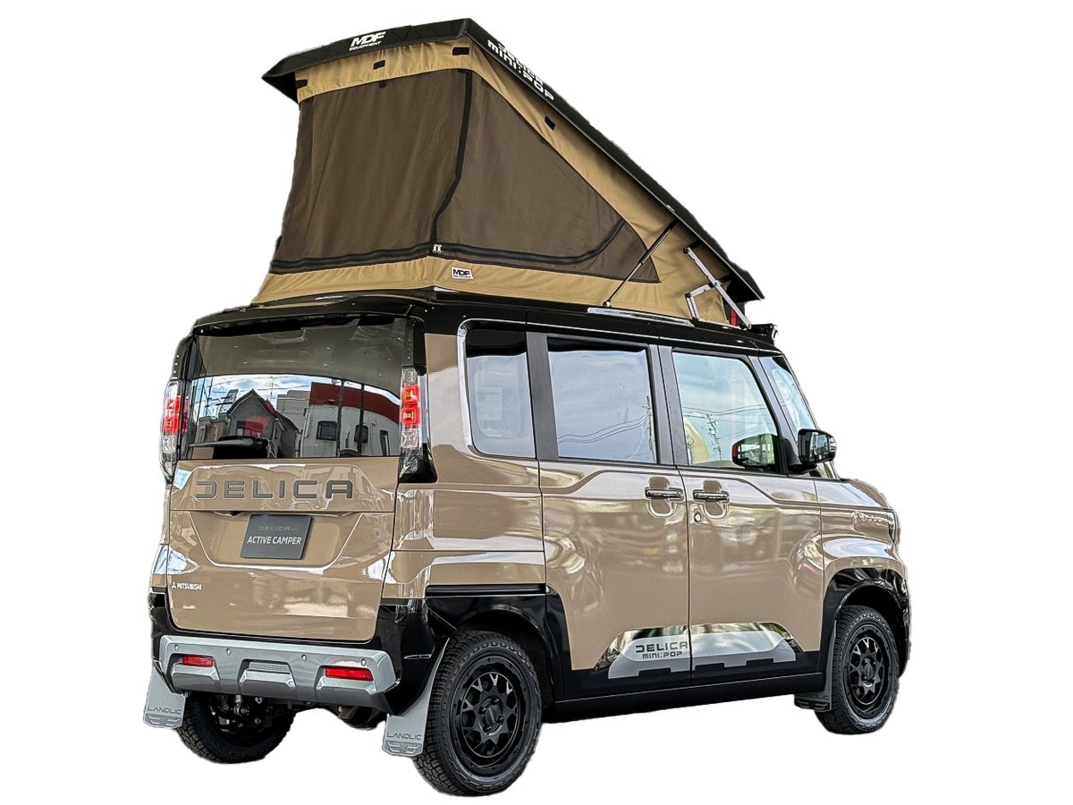 ポップアップルーフを立ち上げたデリカミニ外観後ろ