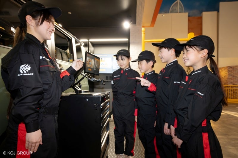 自動車整備の方法を学ぶ子供たち