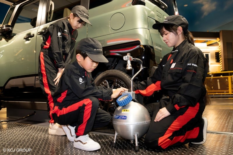 エアコンプレッサーで空気圧を確認する様子