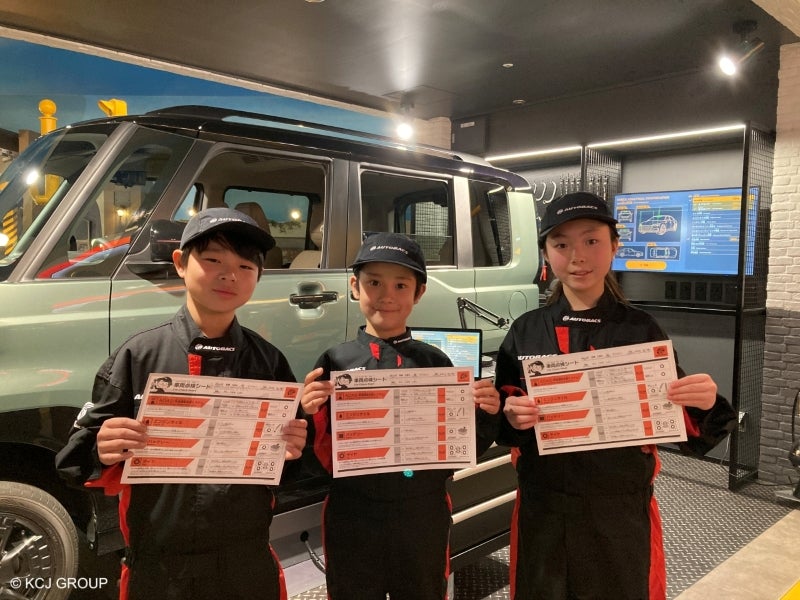 「車両点検シート」を受け取る子供たち