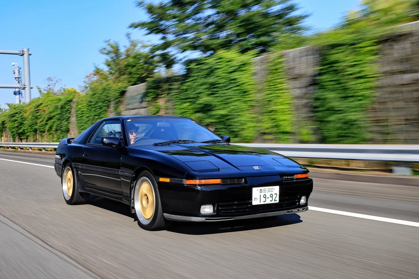 高速道路を走るトヨタ・スープラ