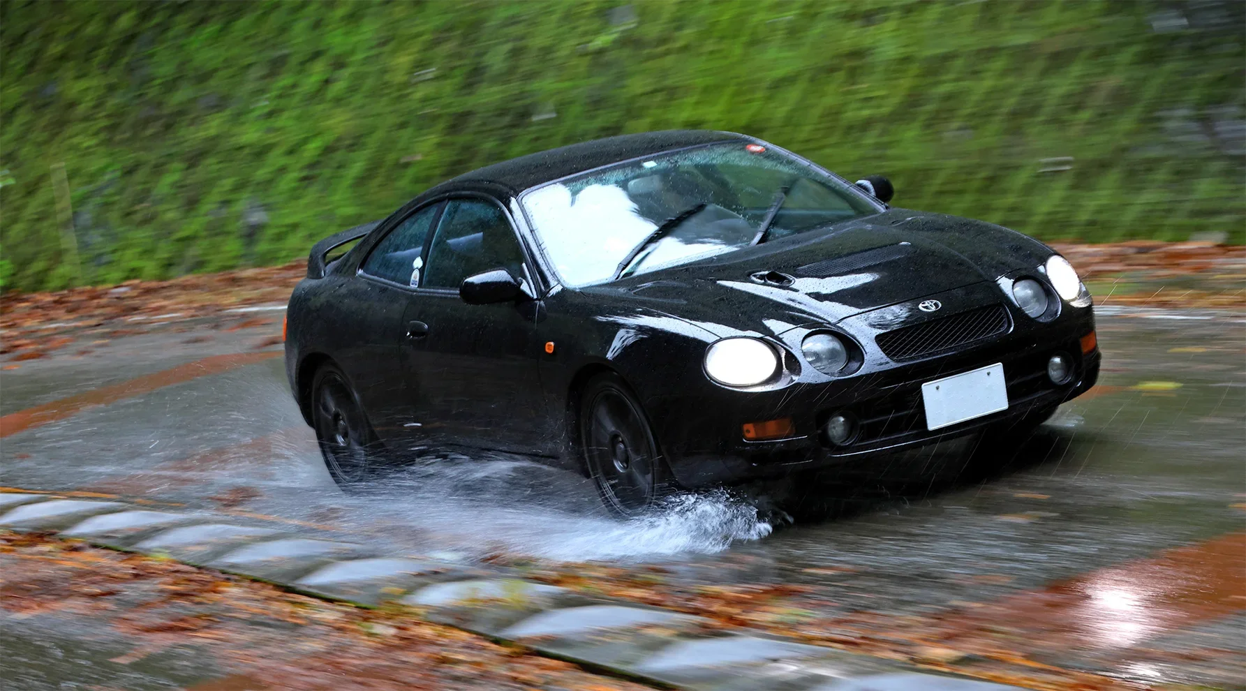 トヨタ・セリカGT-FOURが雨の山道を走る様子