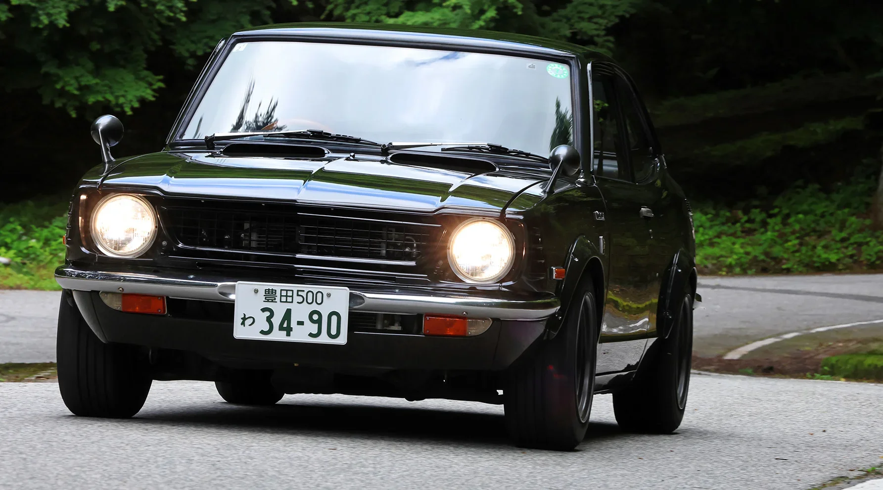 ワインディングロードを疾走するTE27カローラレビン