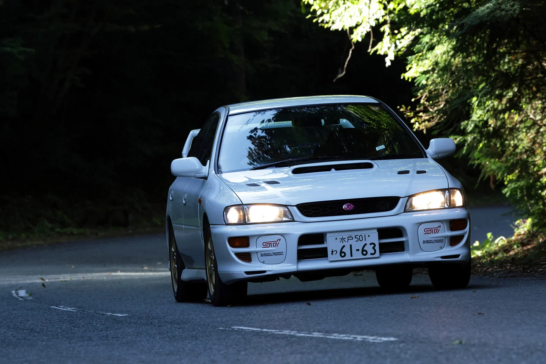 スバル・インプレッサWRXが山道を走る様子