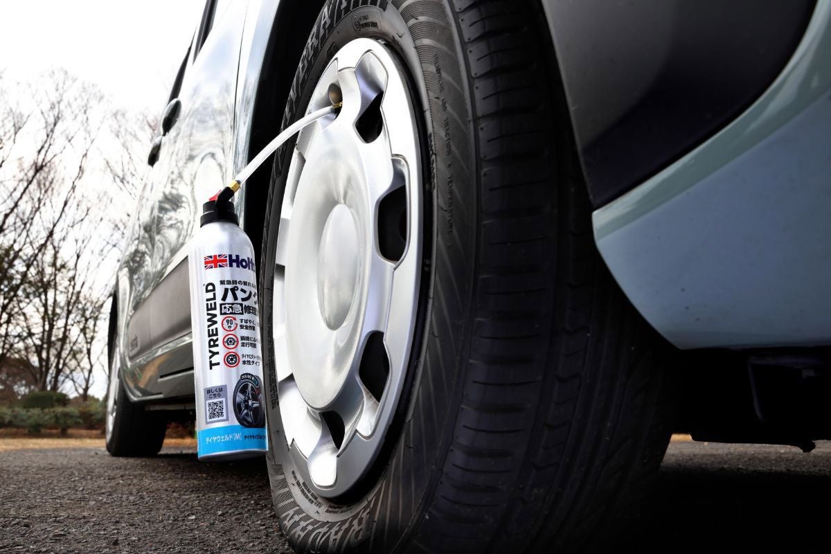 ホルツのパンク修理剤をタイヤのバルブに接続した状態