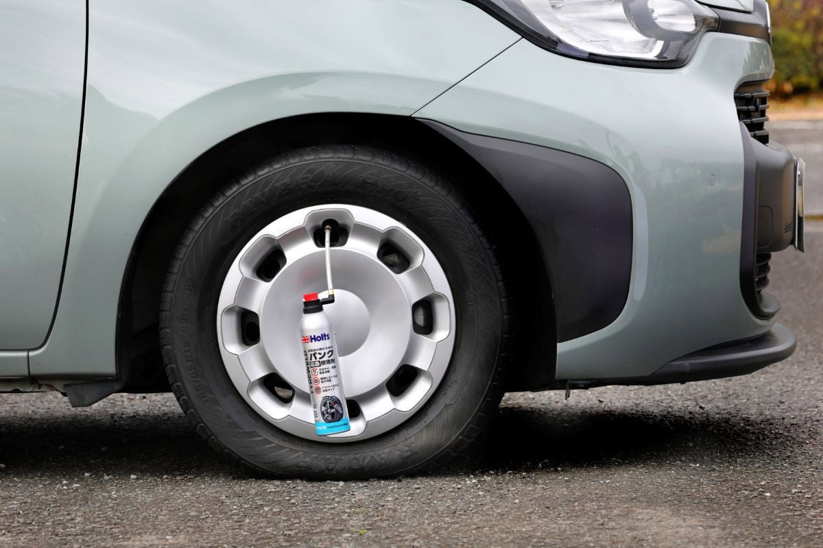 空気が抜けて潰れた前輪タイヤ