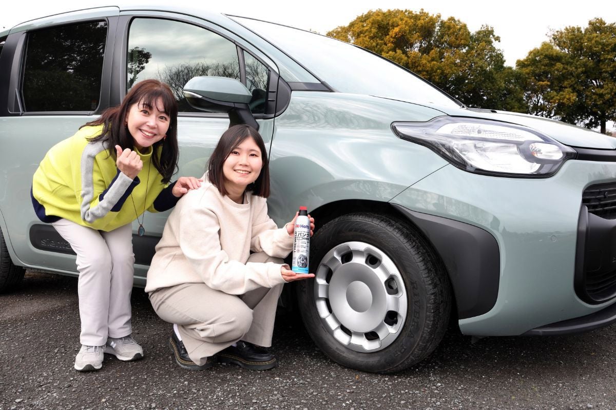 前輪タイヤの横でホルツのパンク修理剤を紹介しているシーン