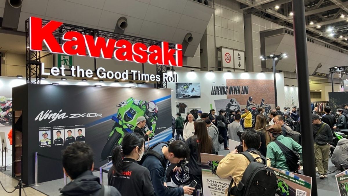 カワサキブースでは、最高峰フラッグシップ・新型Ninja ZX-10Rも展示