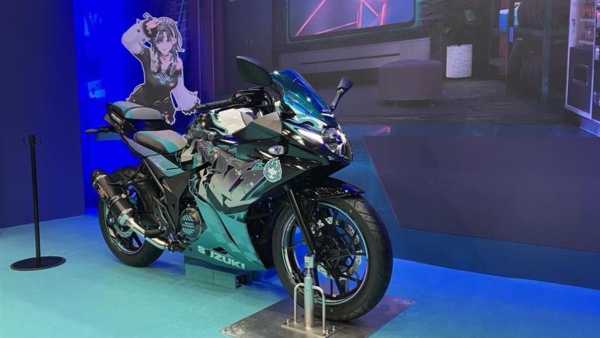 スズキブースでは「ホロライブプロダクション」に所属するバーチャルYouTuber・輪堂千速さんと共同でデザインしたコラボレーションバイク「GSX250R [Chihaya Remix]」（非売品）を展示。またがることもできる
