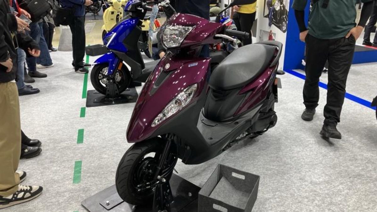 ヤマハブースでは25年4月にスタートした新基準原付のJOG ONEを展示。排気量124ccながら原付免許や普通自動車免許でも運転できる