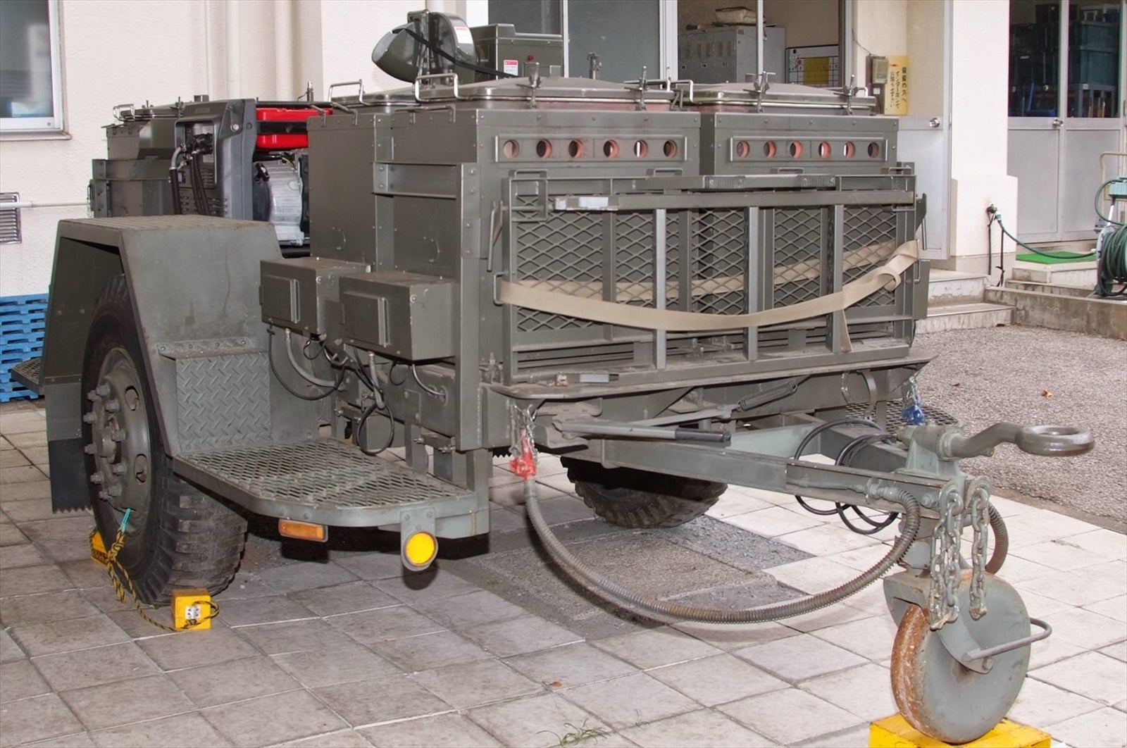 2010年に改良された最新型の野外炊具1号（22改）の外観写真