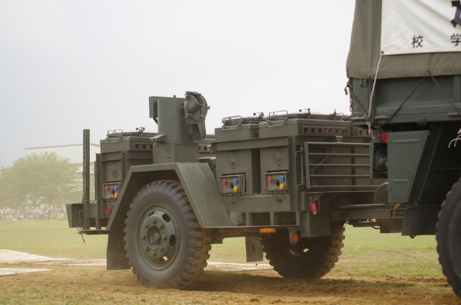 トラックにけん引され移動中の野外炊具1号