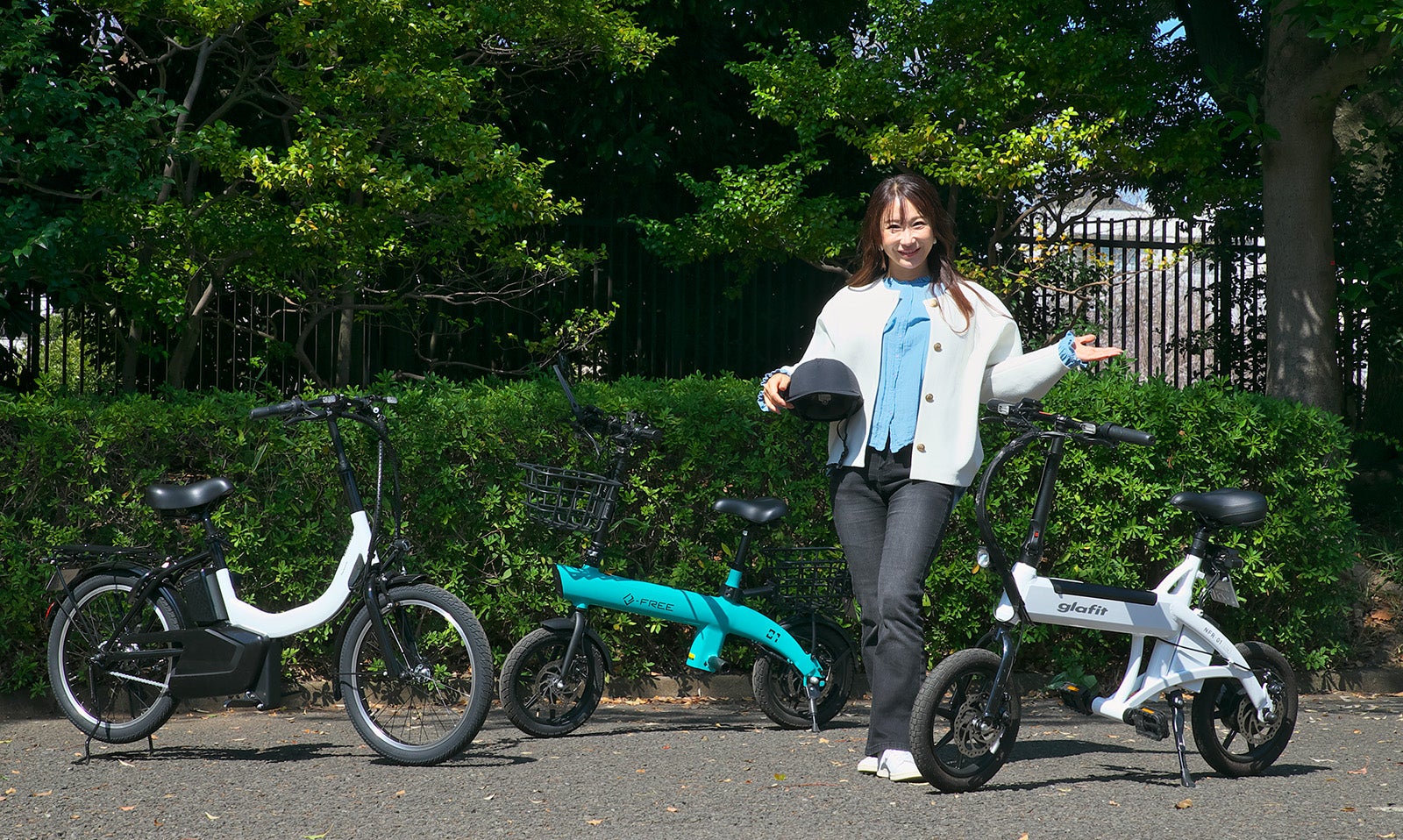 今回試乗した特定小型原動機付自転車とレポーターの今井優杏さん
