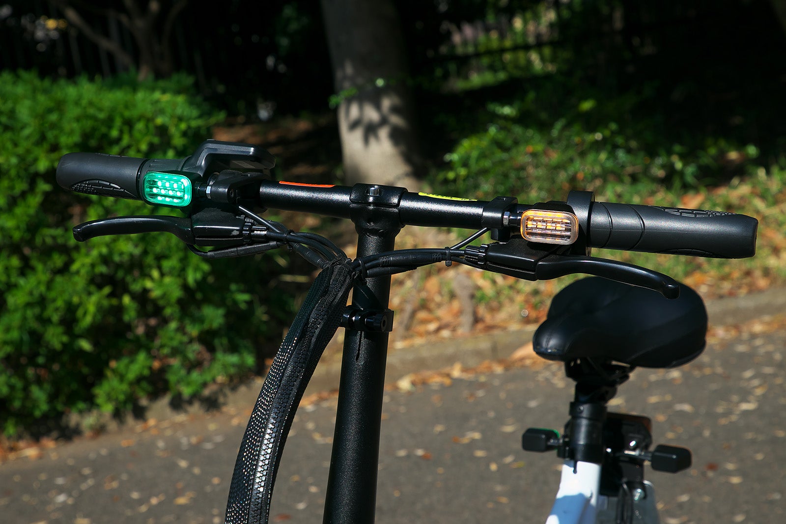 特定小型原動機付自転車のハンドル部分の写真