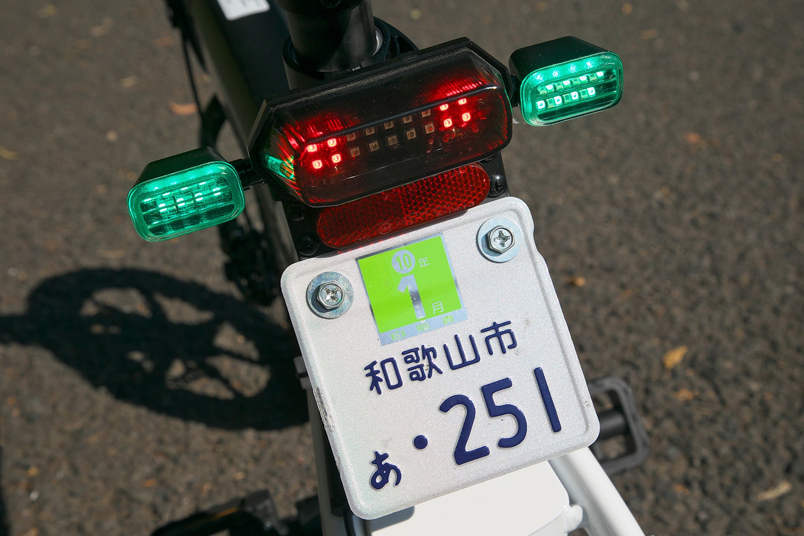 特定小型原動機付自転車のナンバープレートの写真