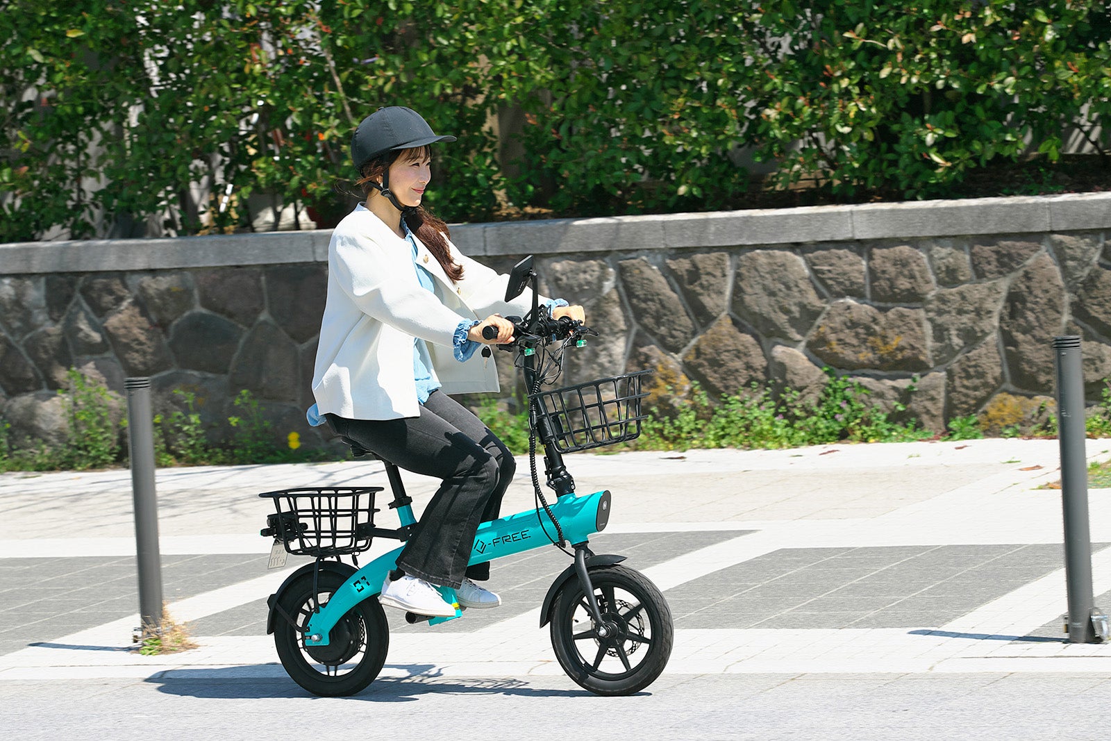 カーメイトe-FREE 01の走行シーン