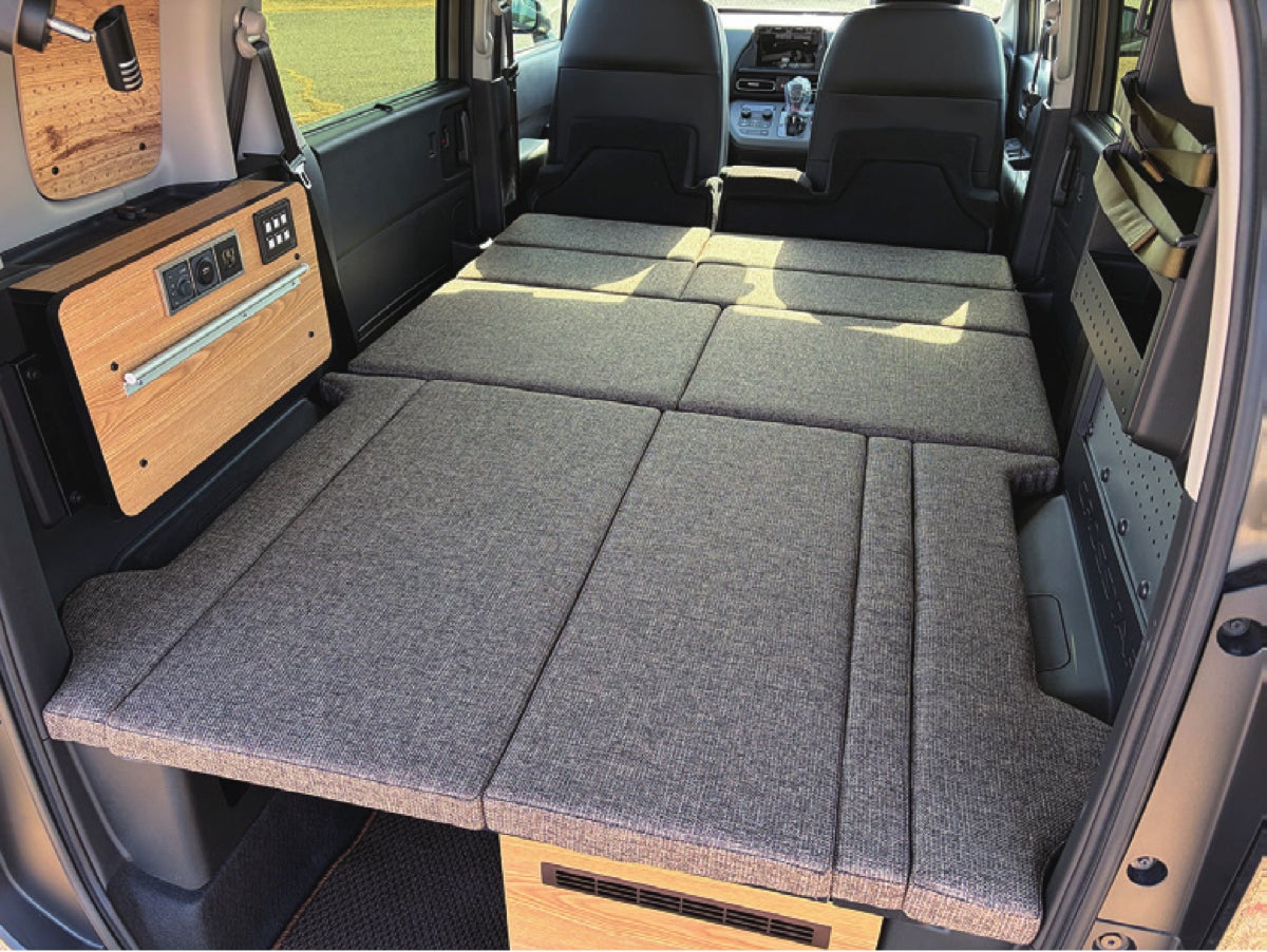キャンピングカーの車内ベッド展開写真