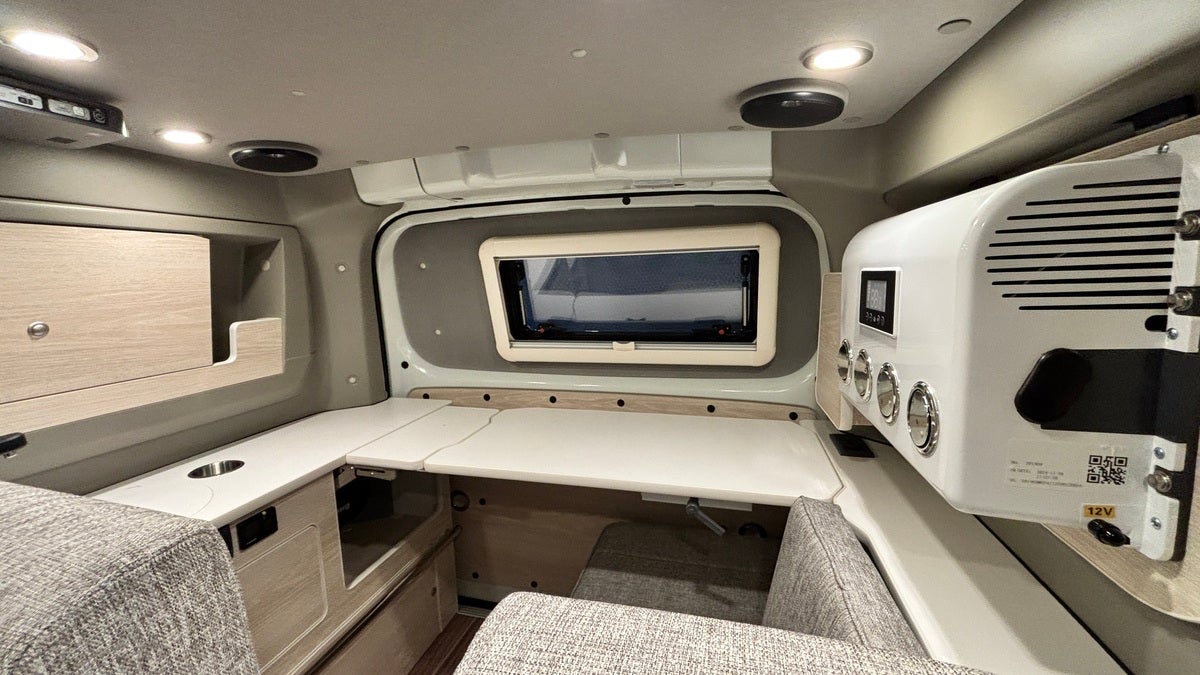 キャンピングカーの車内テーブルとリビング