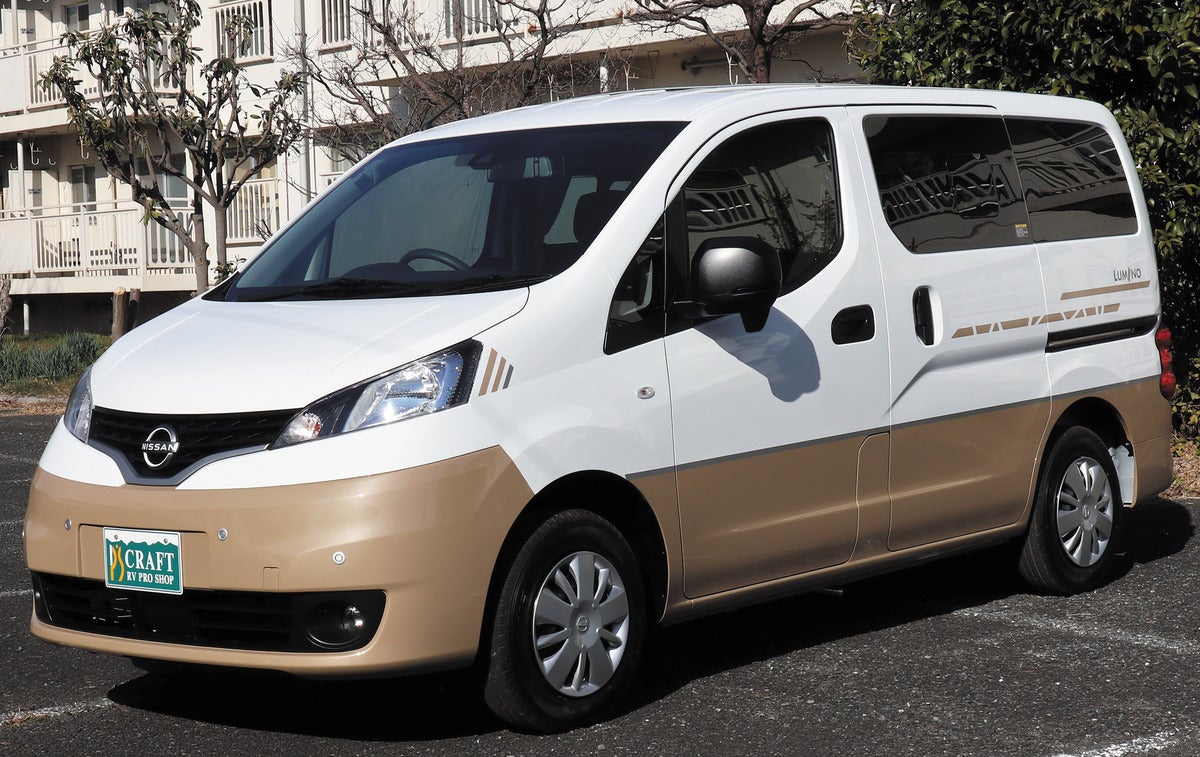 ツートーンカラーのNV200外観