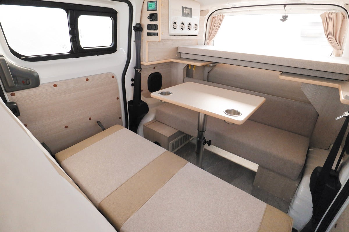 NV200キャンピングカーのリビング全景