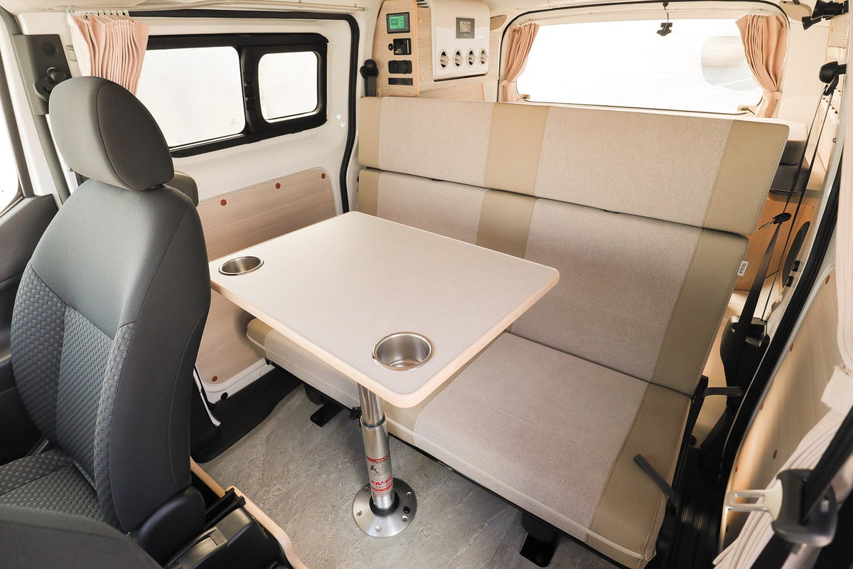 NV200キャンピングカーのリビング全景