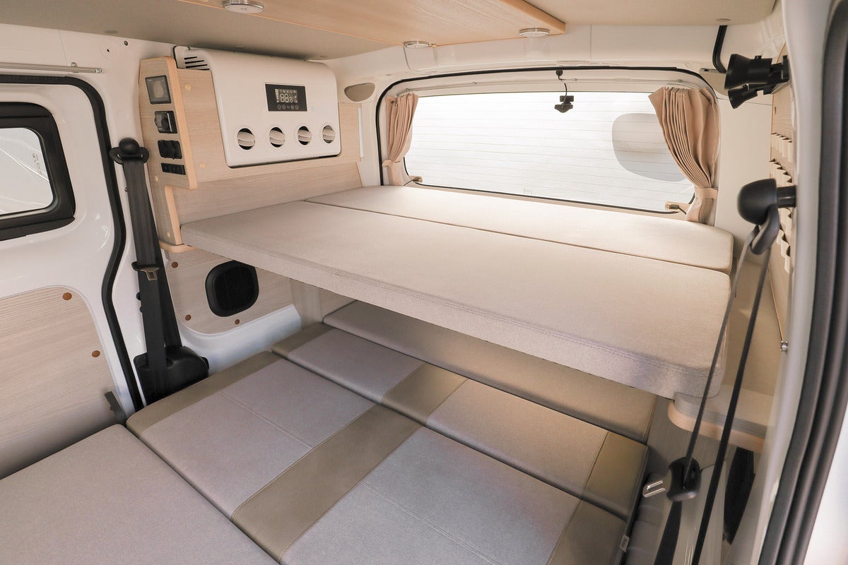 NV200キャンパーのベッド展開
