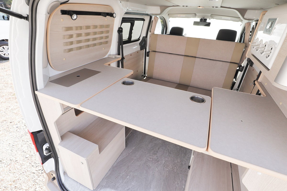 NV200キャンパーの車内テーブル展開