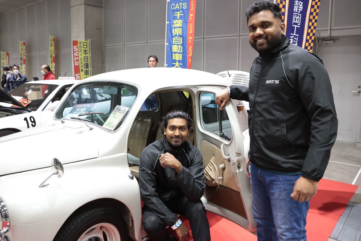 日野ルノーと静岡自動車大学校の生徒