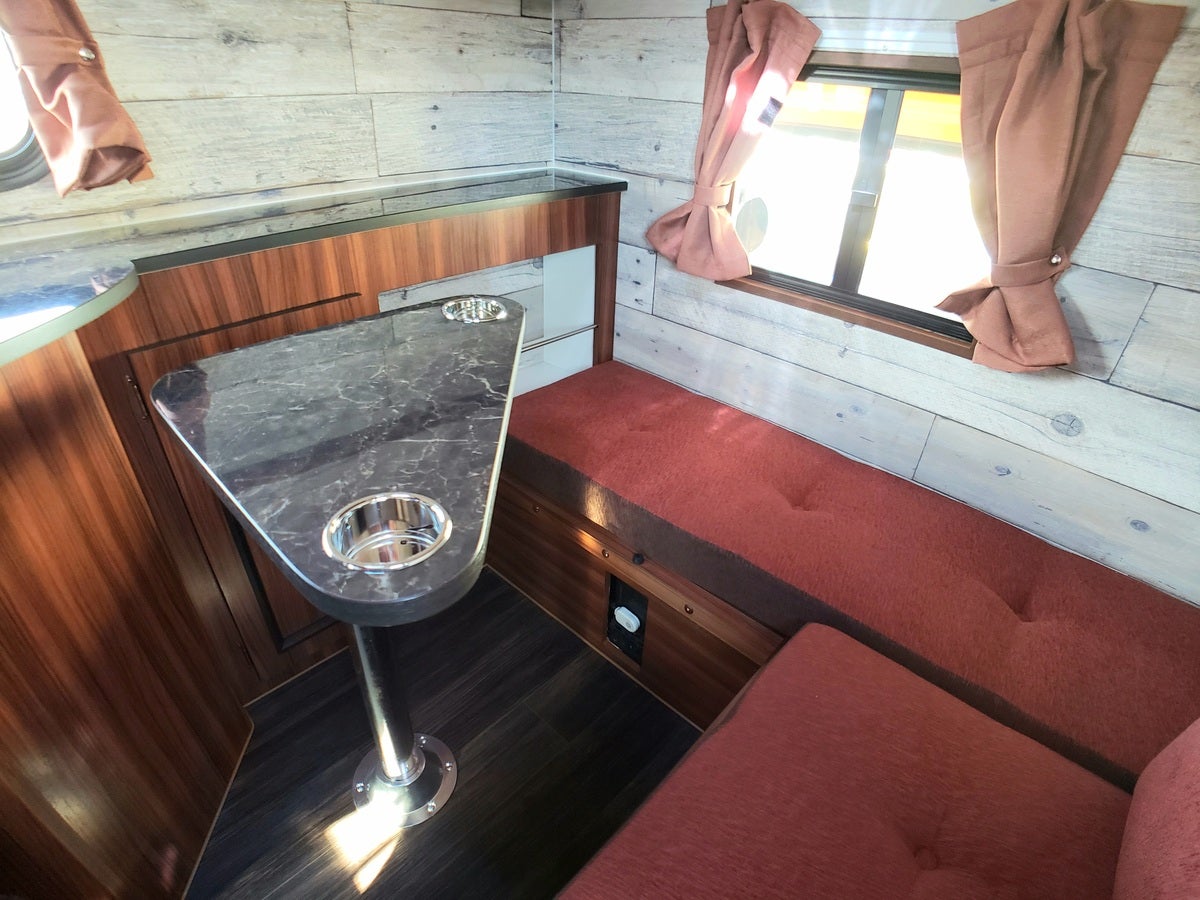 トラキャンに装備されている車内トライアングルテーブル