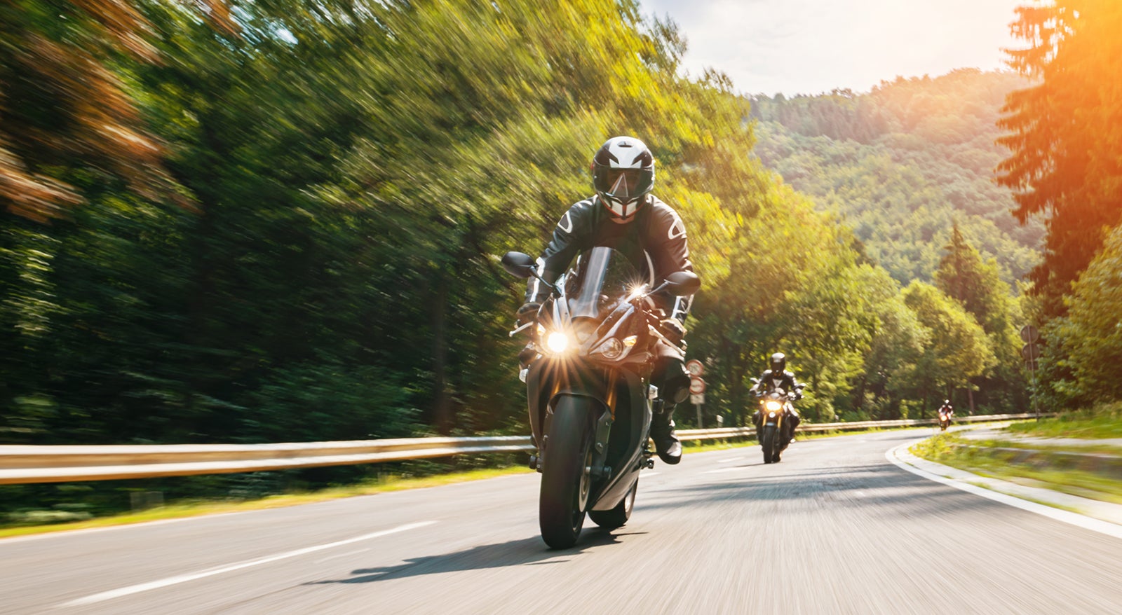 バイクの走行イメージ写真