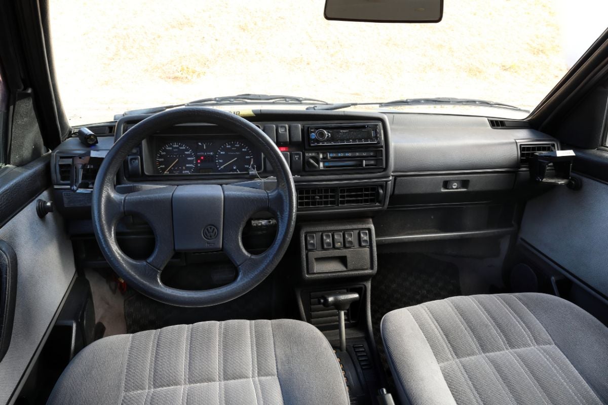 フォルクスワーゲン・ゴルフⅡのシンプルなインパネとメーター類