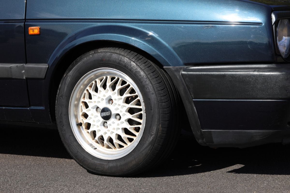 フォルクスワーゲン・ゴルフⅡのフロントホイールとフェンダー