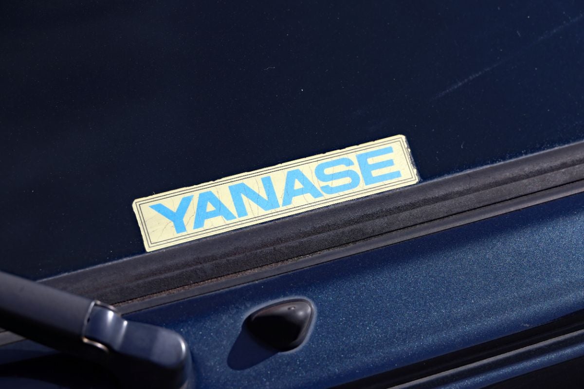 フォルクスワーゲン・ゴルフⅡのリアウインドー下部のヤナセステッカー