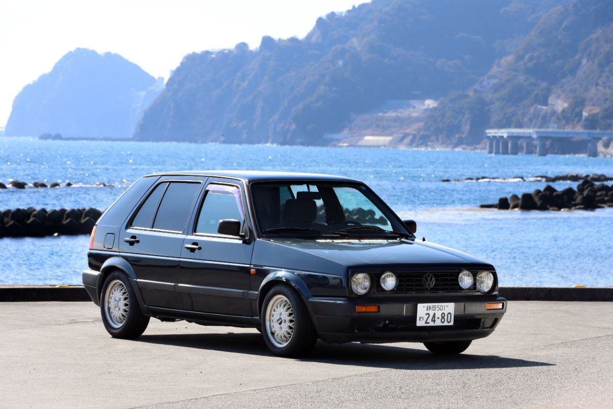 海を背景に停車するフォルクスワーゲン・ゴルフⅡの外観