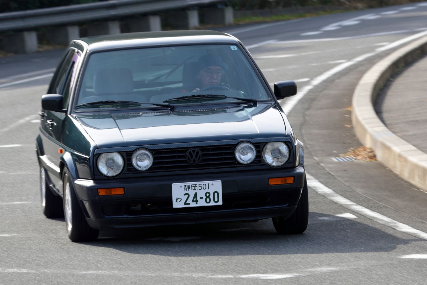 ワインディングロードを走行するフォルクスワーゲン・ゴルフⅡ