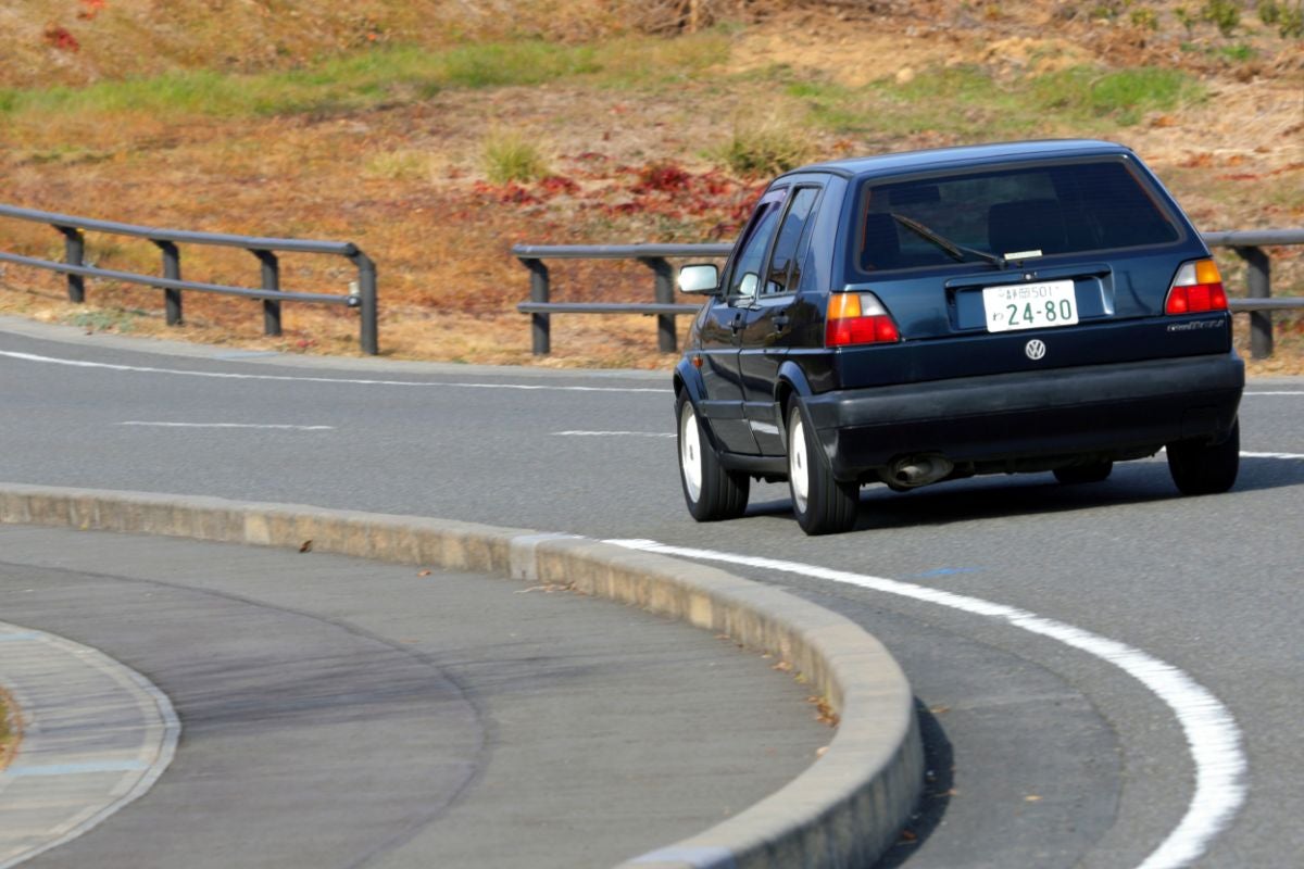 コーナーを走行するフォルクスワーゲン・ゴルフⅡのリアビュー